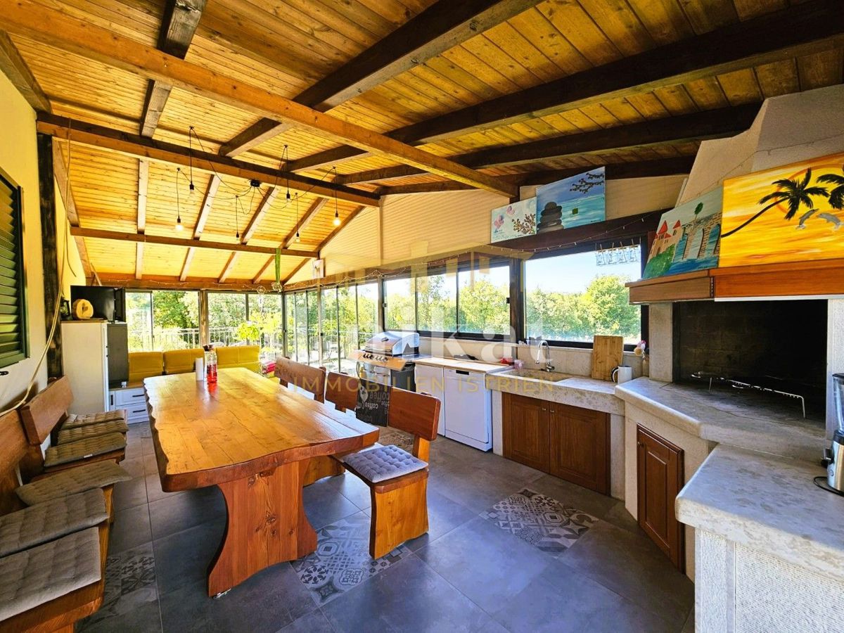 Villetta indipendente - piscina, garage e grande giardino